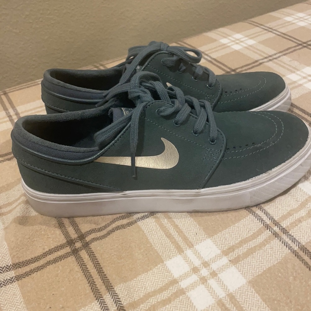 Sea foam green janoski Nike shoes. Size 6 in women.